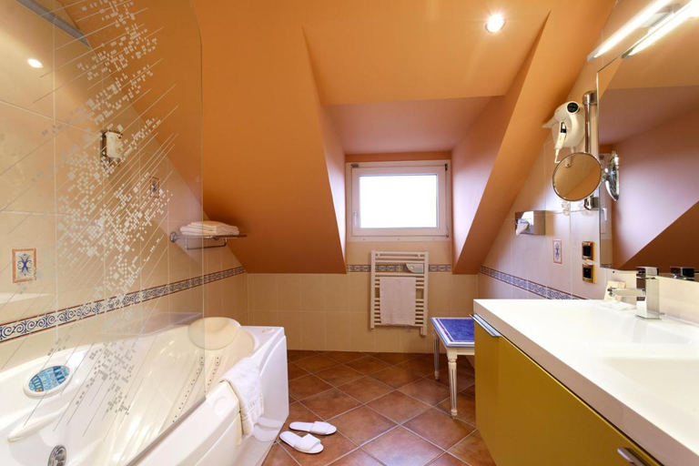 Bathroom 3, Logis Hôtel le Médicis, Loir-et-Cher