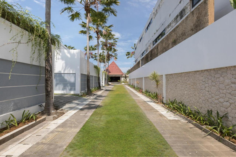 Exterior & Views 25
