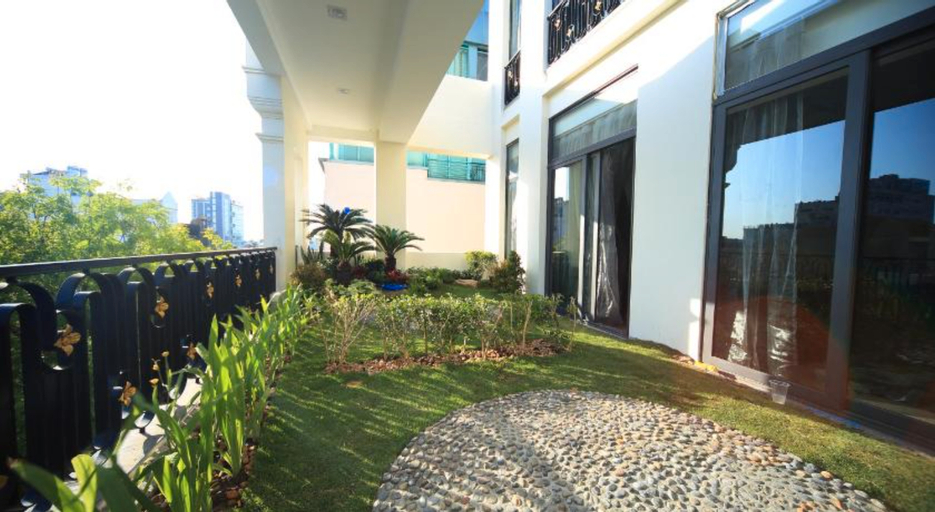 Exterior & Views 8