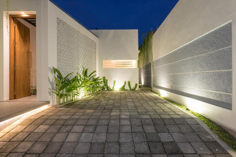 Exterior & Views 28