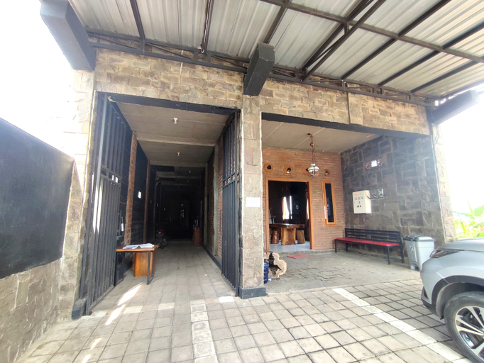 Exterior & Views 2, Bening Guest House Ambulu, Jember
