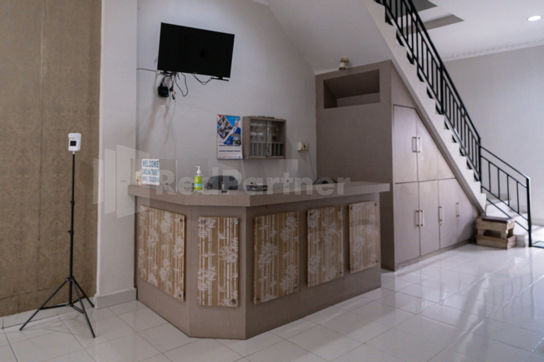 Public Area, Carolina Transit Medan Mitra RedDoorz, Medan