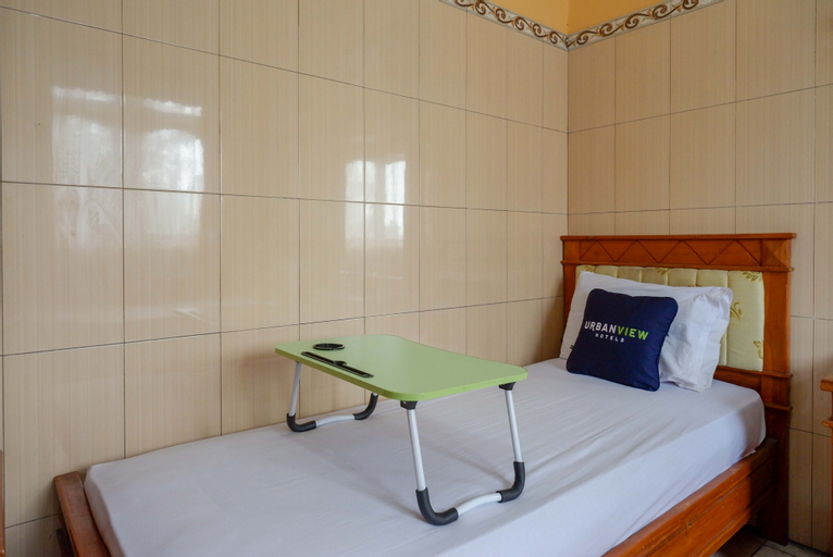 Urbanview Hotel Anugrah Kendal by RedDoorz - Tap to explore photos