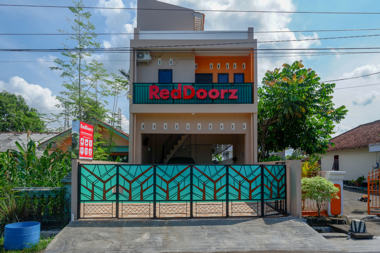 Exterior & Views 5, RedDoorz Syariah near Stasiun Gumilir Cilacap, Cilacap