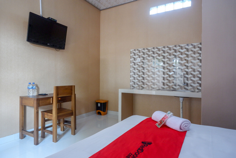 Bedroom 3, RedDoorz Syariah near Stasiun Gumilir Cilacap, Cilacap