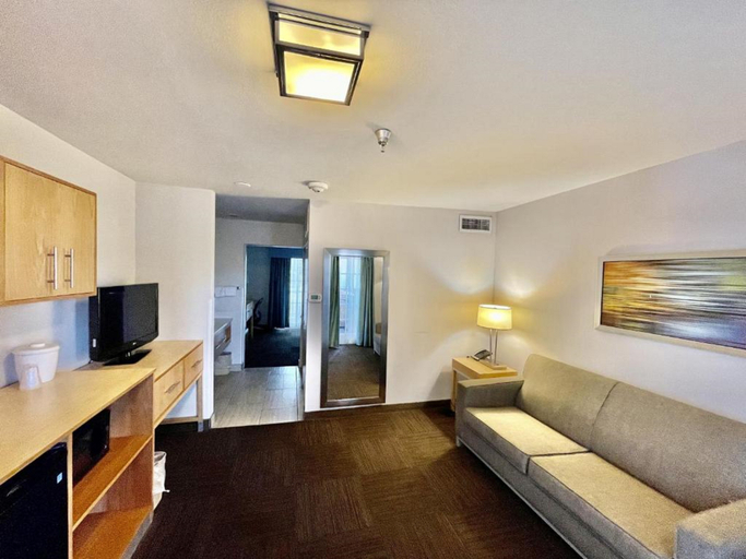 Bedroom 3, Red Roof PLUS+ & Suites Tampa - Busch Gardens, Hillsborough
