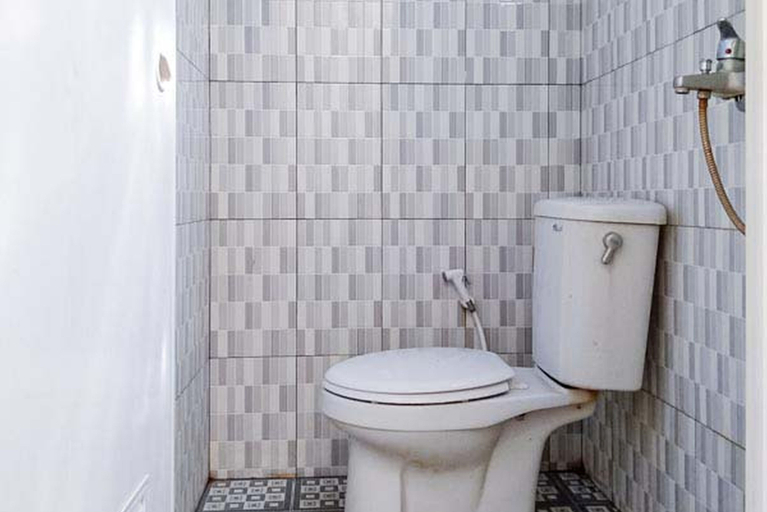 Bathroom 4, RedDoorz Syariah @ Griya Soeratin Pacitan, Pacitan