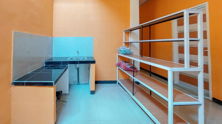 Others 5, Artayya Puri 3 Syariah near Terminal Caruban Mitra RedDoorz, Madiun