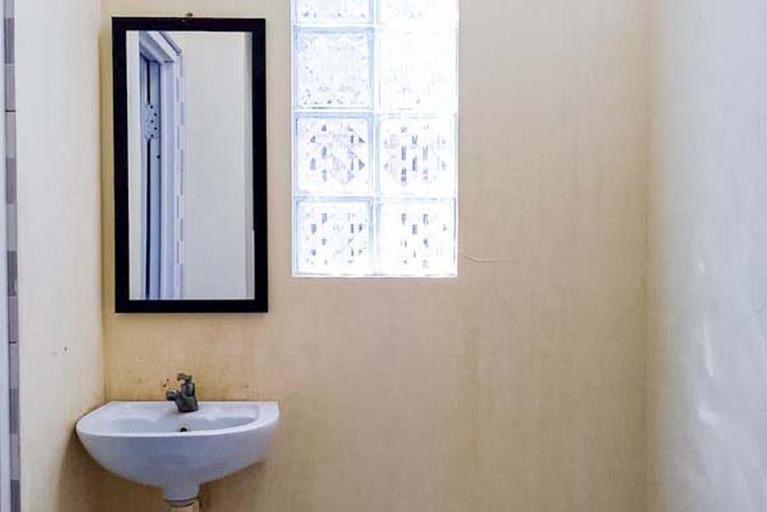 Bathroom 4, RedDoorz Syariah @ Griya Soeratin Pacitan, Pacitan