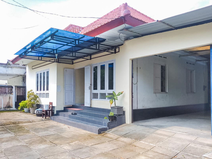 Exterior & Views 2, RedDoorz Syariah @ Griya Soeratin Pacitan, Pacitan