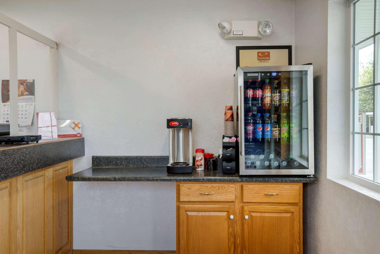 Food & Drinks, Econo Lodge, Adams