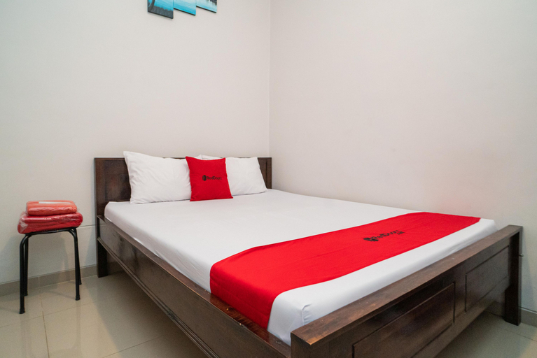 Bedroom 1, RedDoorz Plus @ Merr Rungkut Jl Gunung Anyar, Surabaya