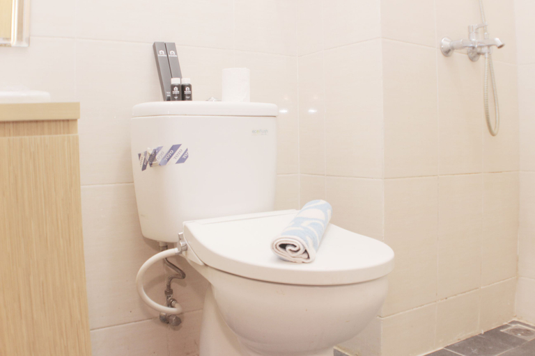 Bathroom 5, Cozy and Nice Studio at Oasis Cikarang Apartment By Travelio, Cikarang