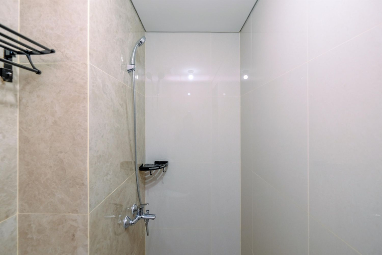 Bathroom 5, Fancy and Nice Studio at Transpark Cibubur Apartment By Travelio, Depok