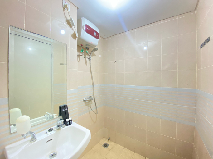 Bathroom 5, Minimalist and Spacious 1BR Apartment at Parahyangan Residence By Travelio, Bandung