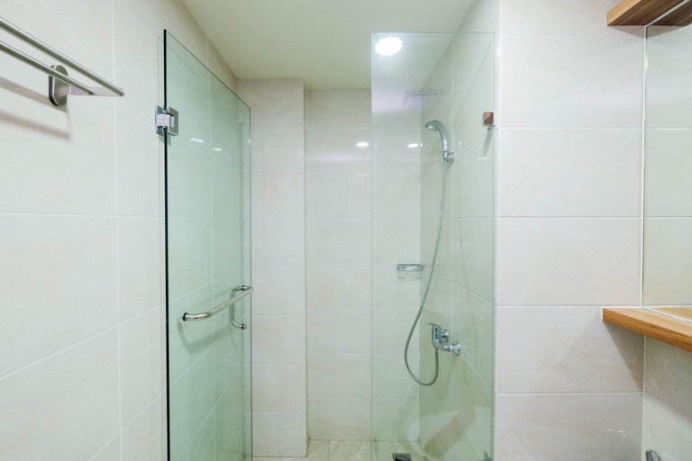 Bathroom 5, Scenic 1BR Apartment at Mustika Golf Residence By Travelio, Cikarang