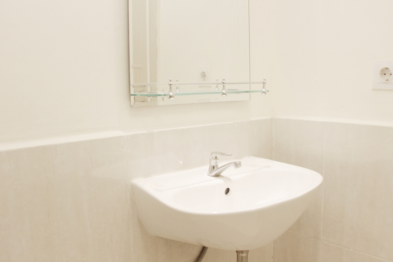 Bathroom 5, Luxury 1BR at Meikarta Apartment By Travelio, Cikarang