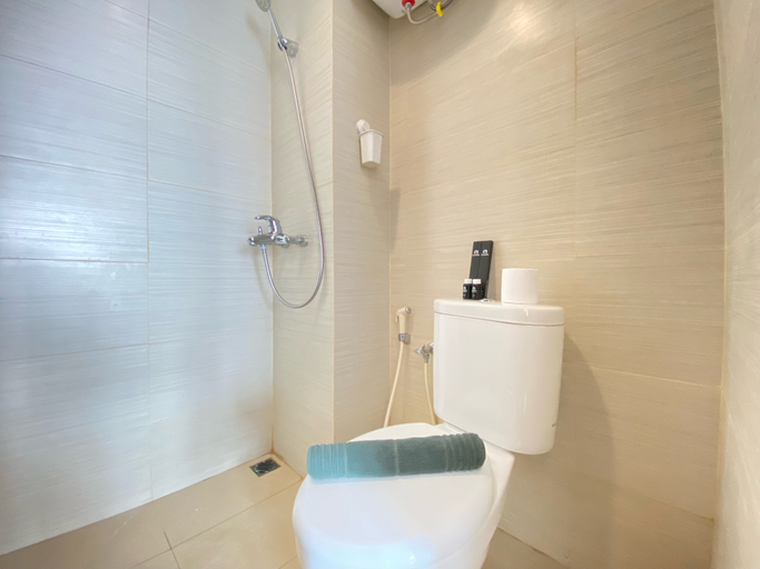 Bathroom 5, Beautiful and Clean 2BR Apartment at Gateway Pasteur Bandung By Travelio, Bandung