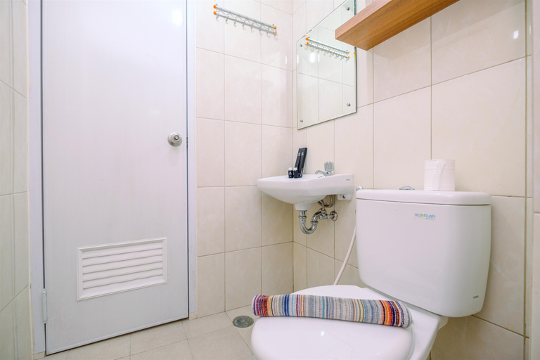 Bathroom 5, Well Designed 2BR Apartment at Springlake Summarecon Bekasi By Travelio, Bekasi
