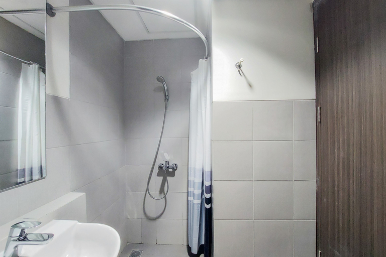 Bathroom 5, Nice and Cozy Studio at Bintaro Icon Apartment By Travelio, Tangerang Selatan