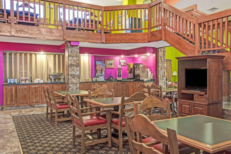 Food & Drinks 5, Super 8 by Wyndham Mason, Warren