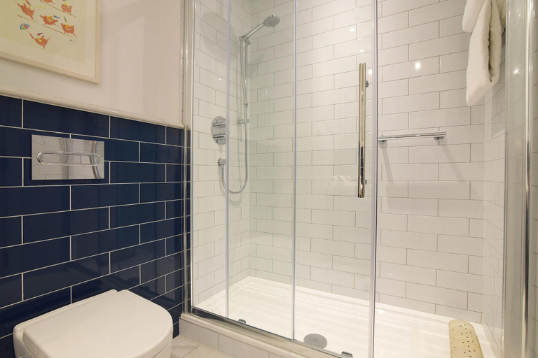 Bathroom 5, Carrigaline Court