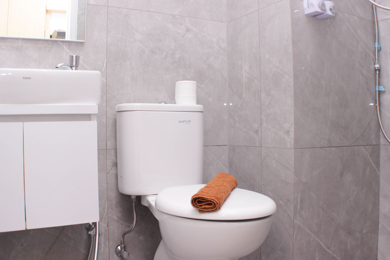 Bathroom 5, Cozy and Nice Studio at Sayana Bekasi Apartment By Travelio, Bekasi