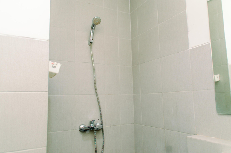 Bathroom 5, Minimalist and Comfy Studio at Bintaro Icon Apartment By Travelio, South Tangerang