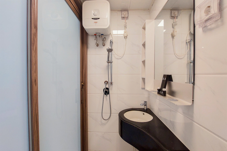 Bathroom 5, Studio Room with Comfortable Design at Sky House BSD Apartment By Travelio, Tangerang Selatan