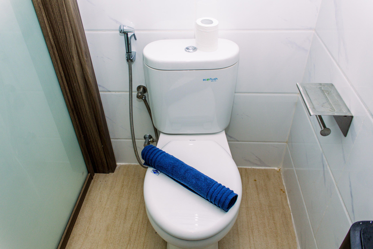Bathroom 5, Studio with Cozy Design at Sky House BSD Apartment By Travelio, Tangerang Selatan