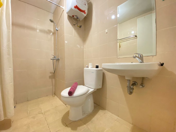 Bathroom 5, 2BR Cozy Apartment at Parahyangan Residence By Travelio, Bandung