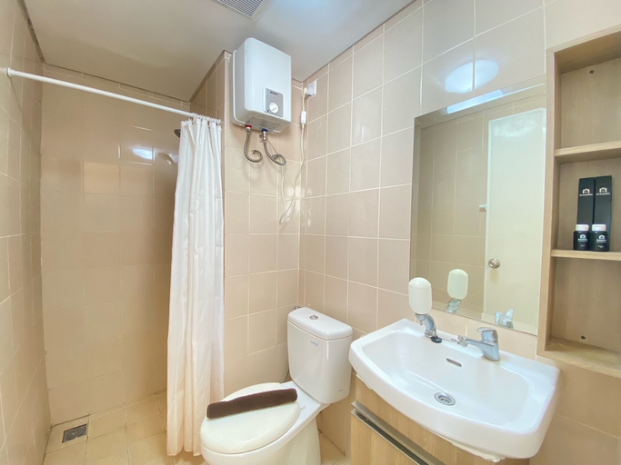 Bathroom 5, Spacious Corner 2BR Apartment at Parahyangan Residence By Travelio, Bandung