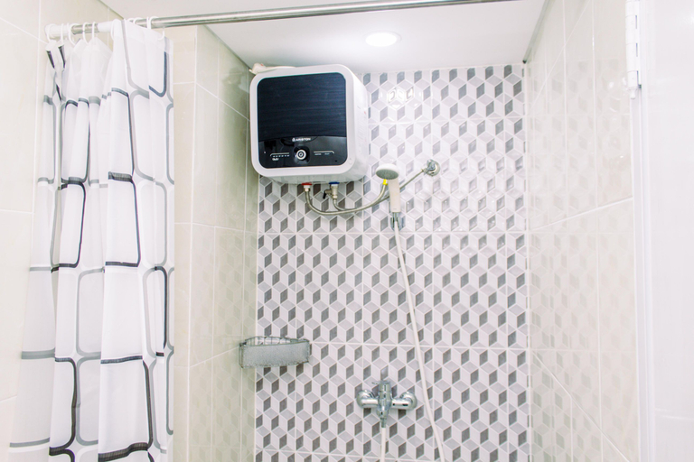 Bathroom 5, Cozy and Fancy Studio Apartment at M-Town Residence By Travelio, Tangerang