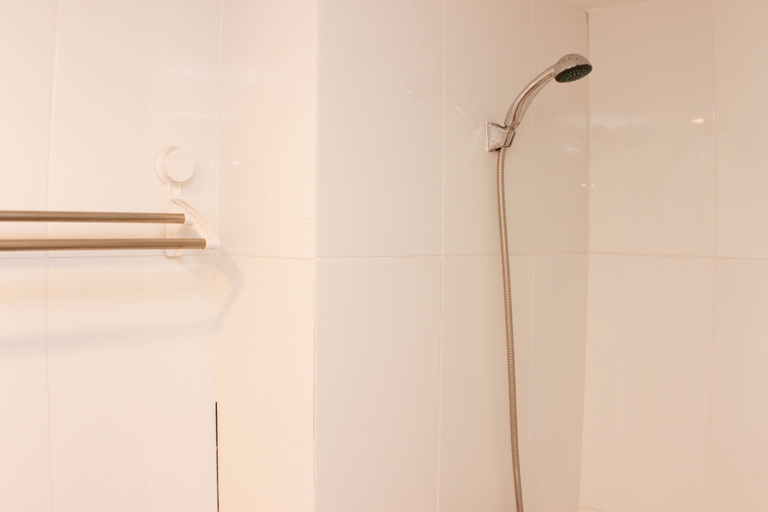 Bathroom 5, Nice and Cozy Studio at Tamansari Mahogany Karawang Apartment By Travelio, Karawang