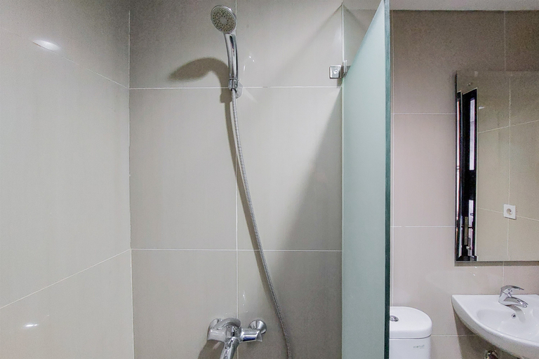 Bathroom 3, Fancy and Nice Studio at Paramount Skyline Apartment By Travelio, Tangerang