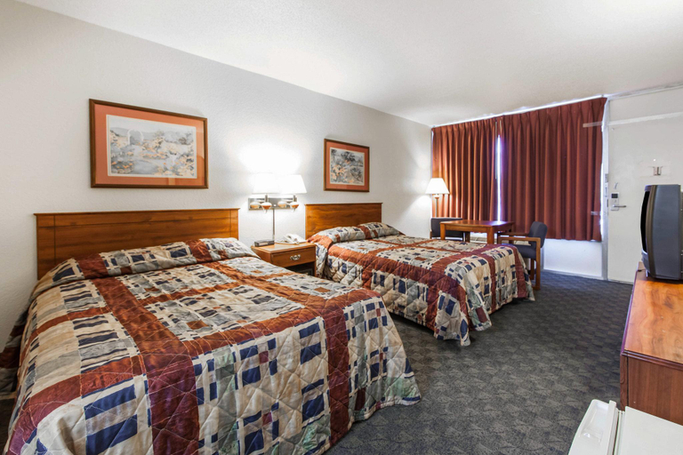 Bedroom 3, Travelodge by Wyndham Harriman, Roane