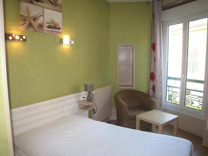 Bedroom 2, Hotel Les Alpes, Isère