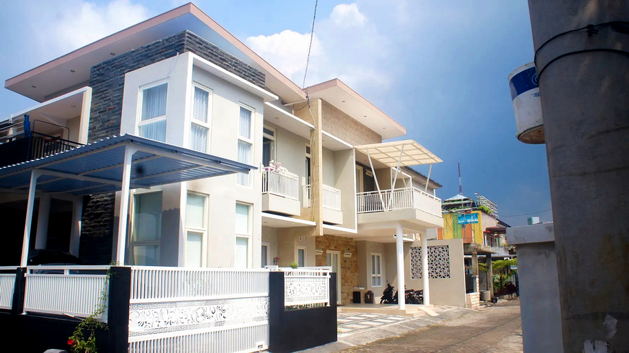 Villa Sawahan 4 Bedroom with Private Pool, Malang