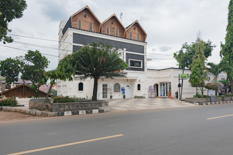 Exterior & Views 2, Urbanview Hotel Kangen Bungalow Purwakarta by RedDoorz, Purwakarta