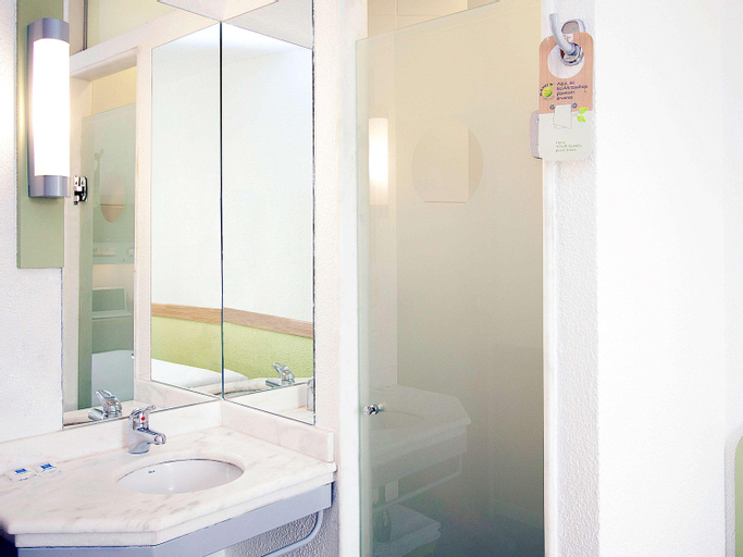 Bathroom 14