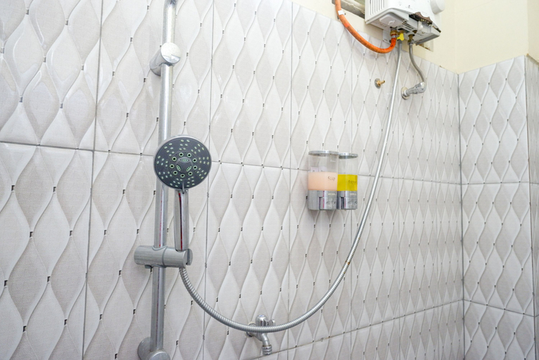 Bathroom 4, RedDoorz Syariah near Terminal Mendolo Wonosobo 2, Wonosobo