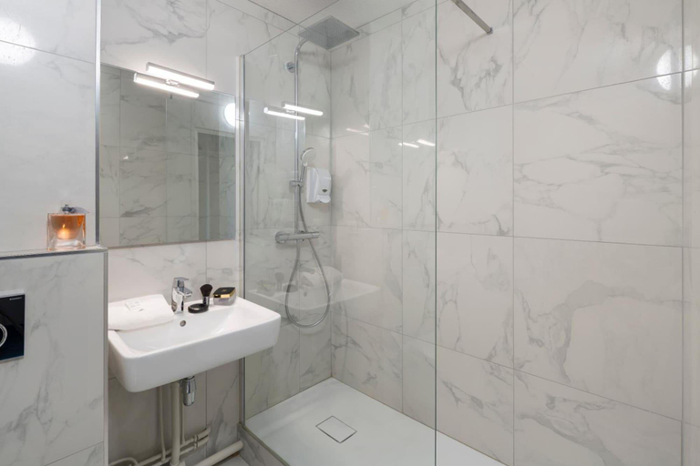 Bathroom 4, Hotel L Ortega, Ille-et-Vilaine