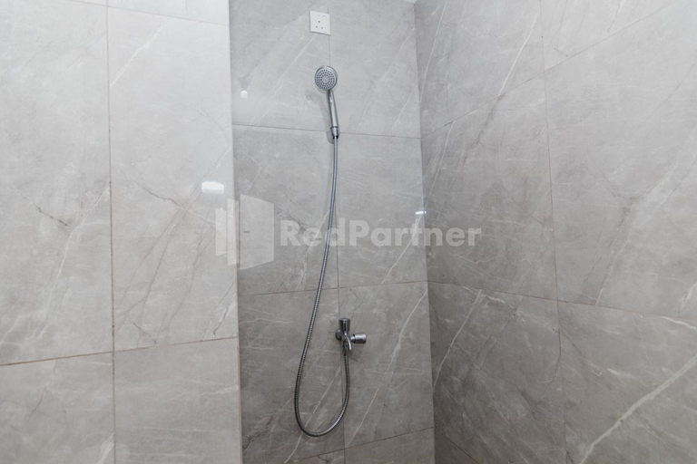 Bathroom 4, RedLiving Apartemen Sayana - Hazelnut Property Tower Cha, Bekasi