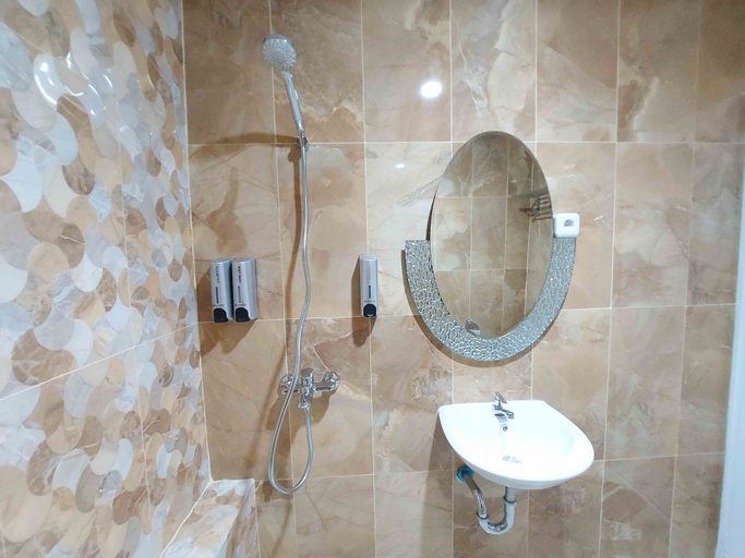 Rons City Hotel near Simpang Lima Semarang Mitra RedDoorz - Tap to explore photos