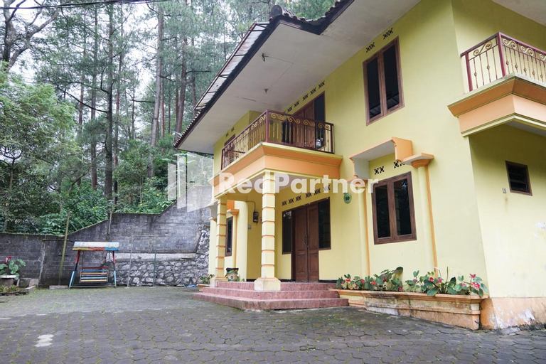 Exterior & Views 2, Villa Handayani Songgoriti RedPartner, Malang