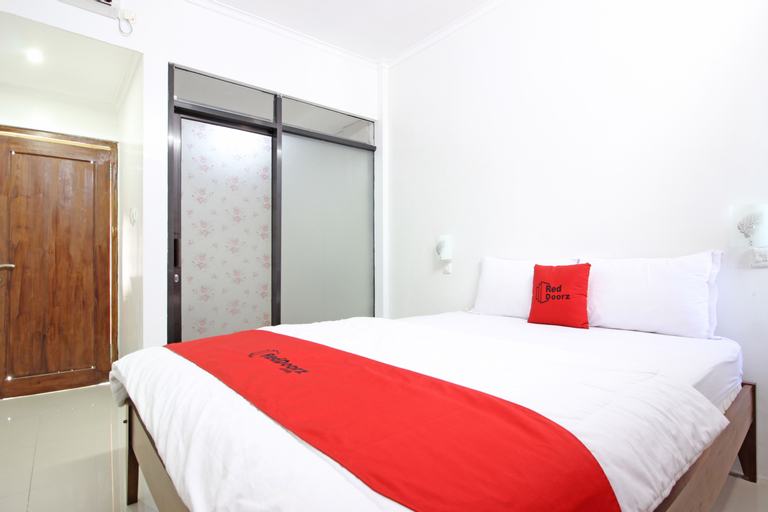 RedDoorz @ Jalan Ringroad Selatan - Tap to explore photos