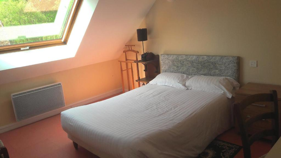 Bedroom, Logis Auberge de l'Omois, Aisne