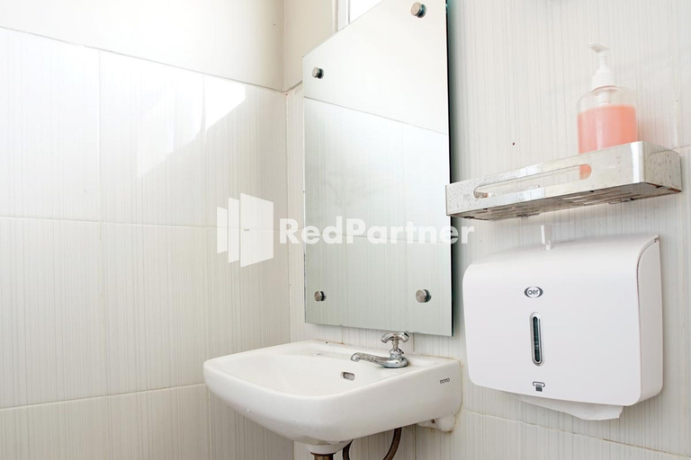 Bathroom 3, RC Costel near RSDH Cianjur Mitra RedDoorz, Cianjur