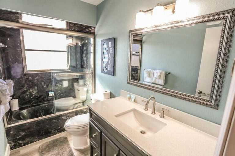 Bathroom 4, 210 Ostego, Lee
