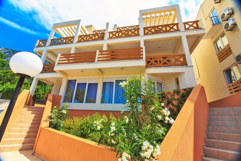 Exterior & Views 2, Berg Apartments